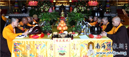  弘法寺常住法师带领大众读诵《华严经》