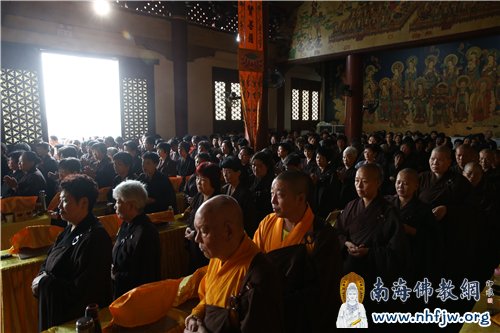 华严法会上，众人同诵《大方广佛华严经》  摄影：邓银生