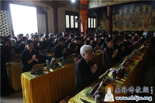 四众齐聚，奇香袅绕，妙音盘桓  摄影：邓银生