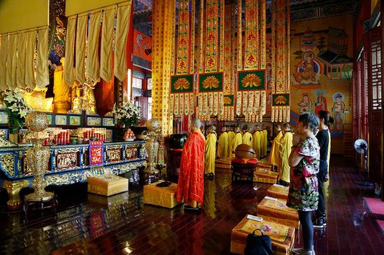 普照寺举行“天灯”祈福法会