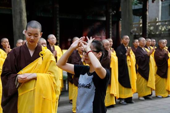 普照寺举行“天灯”祈福法会