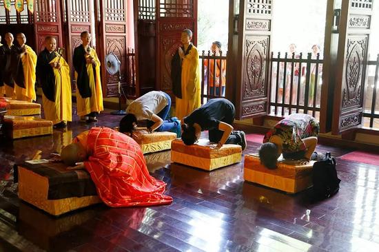 普照寺举行“天灯”祈福法会