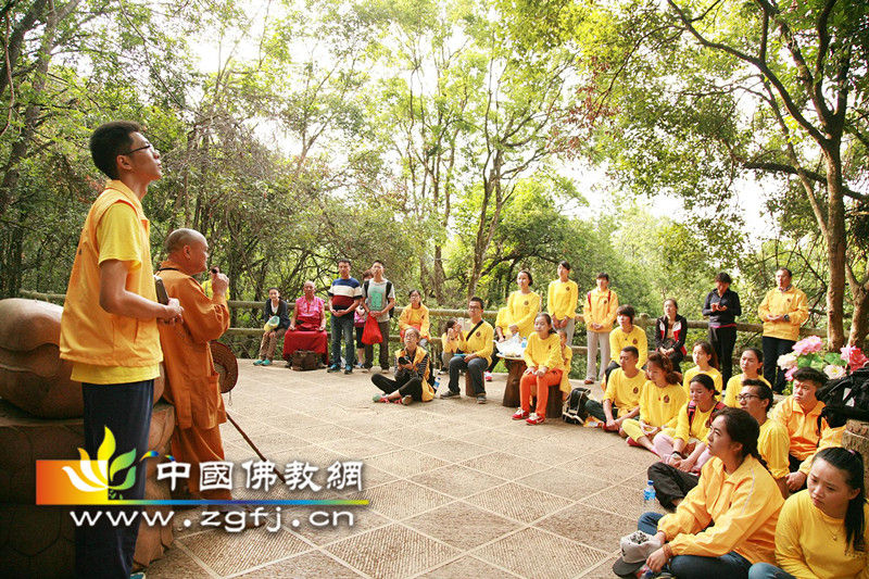 绿荫树下 妙华法师为营员讲经说法02_副本.jpg