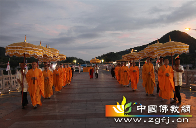 03 迎请法师队伍 摄影:鲁炜.jpg