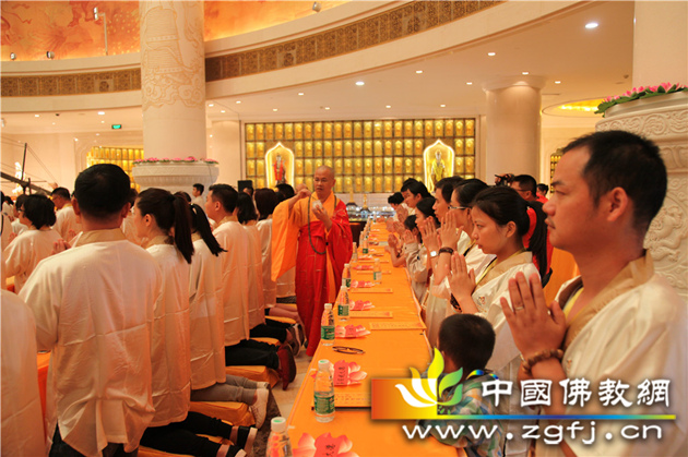 07 智法法师为信众洒净 摄影:鲁炜.jpg