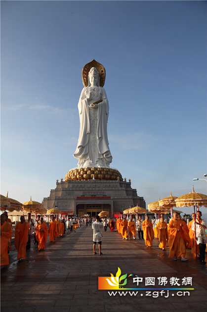 04 晨曦中,108米海上观音金光晃耀 摄影:鲁炜.jpg