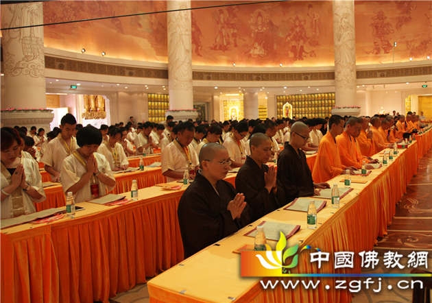 08 虔诚礼诵《大悲忏》 摄影:鲁炜.jpg