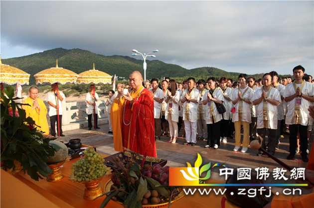 10 放生法会现场,善信踊跃参与 摄影:鲁炜.jpg