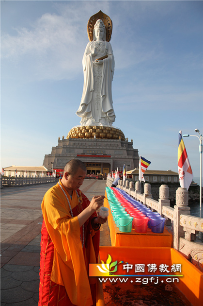 11 坚悟法师为物命洒净加持,愿它们获尽天年,往生善道 摄影:鲁炜.jpg