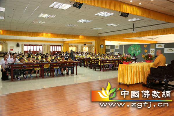 01 弘法寺第27期国学夏令营进入第二天，大和尚莅临为孩子们做精彩讲课.jpg