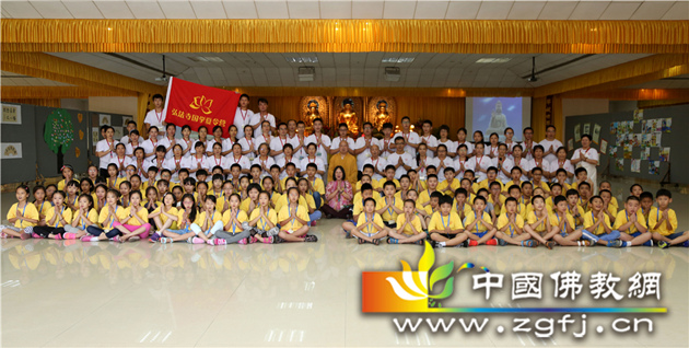 04 大和尚走到孩子们和义工老师身边，和他们一起合影留念.jpg