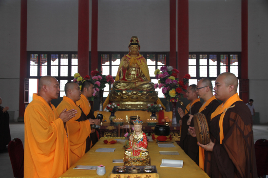 众法师诵经祈愿