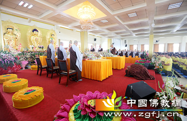 3 主法法师礼佛.jpg