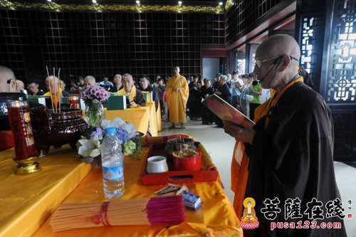 焦山定慧寺妙戒法师任维那师，领众诵华严经和唱颂华严字母