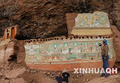 玉树州悬空寺博日寺遗址中发现明代早期壁画