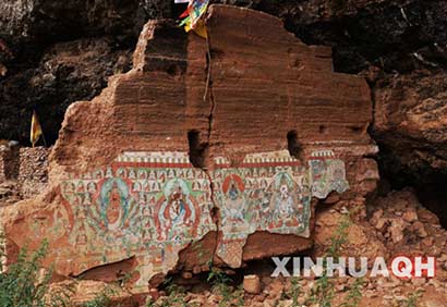 残垣断壁中保留下来的一处色彩斑斓艳丽的壁画