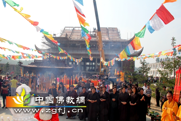河北辛集抬头禅寺隆重举行三圣殿上梁祈福法会