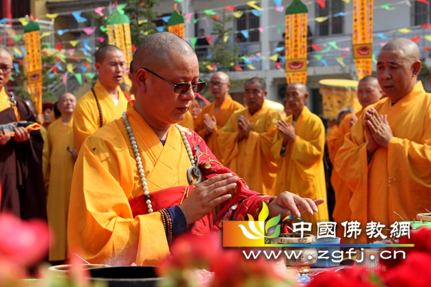 河北辛集抬头禅寺隆重举行三圣殿上梁祈福法会