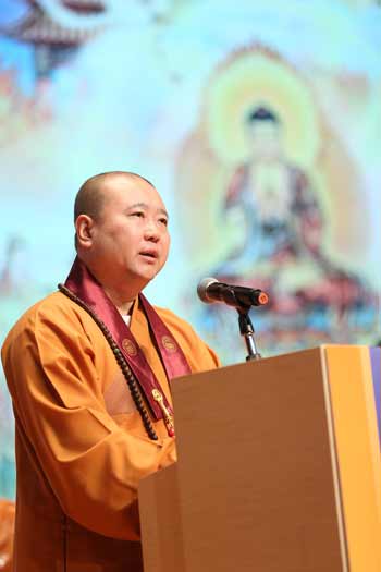 觉醒大和尚致辞(图片来源:凤凰佛教,摄影:李杰飞)