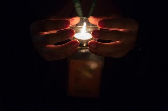 一切随缘而做,见解上不能堕入两边。(图:龙泉论坛 作者:梁_Sir)