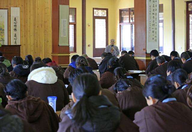 东林寺"莲宗学修班"：讨论、写论文活动