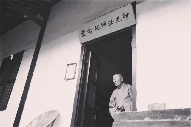 静波大和尚沉痛悼念上明下学长老