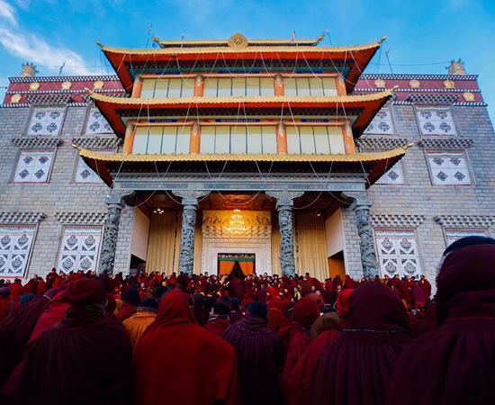师父们在等待进入大殿