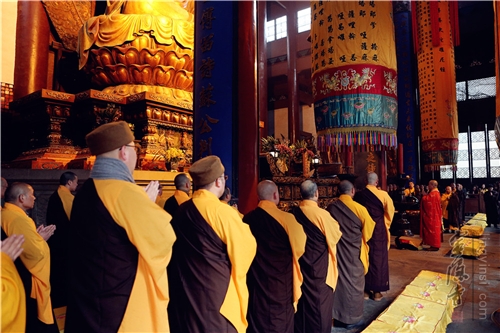 灵隐寺常住法师诵经祈福