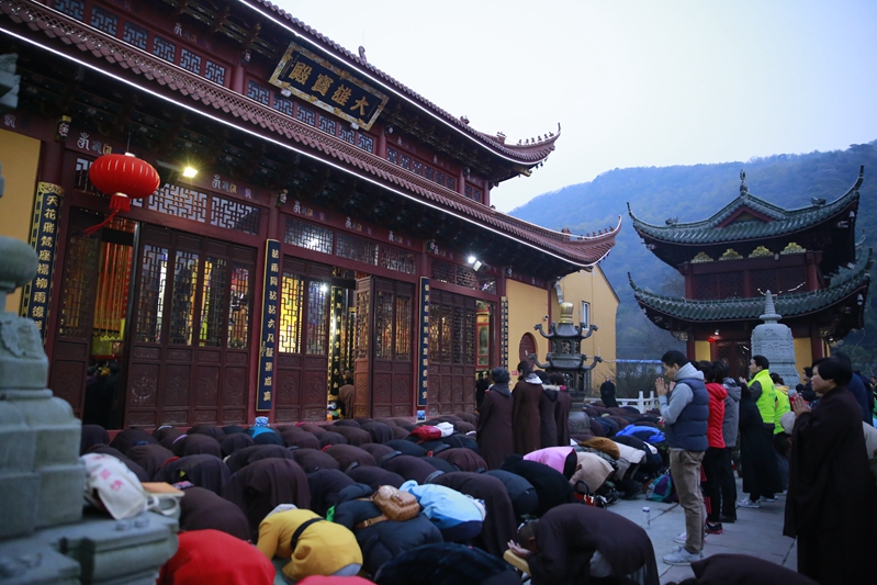 浙江宁波慧日禅寺于观音圣诞举行剃度普佛放生供灯法会
