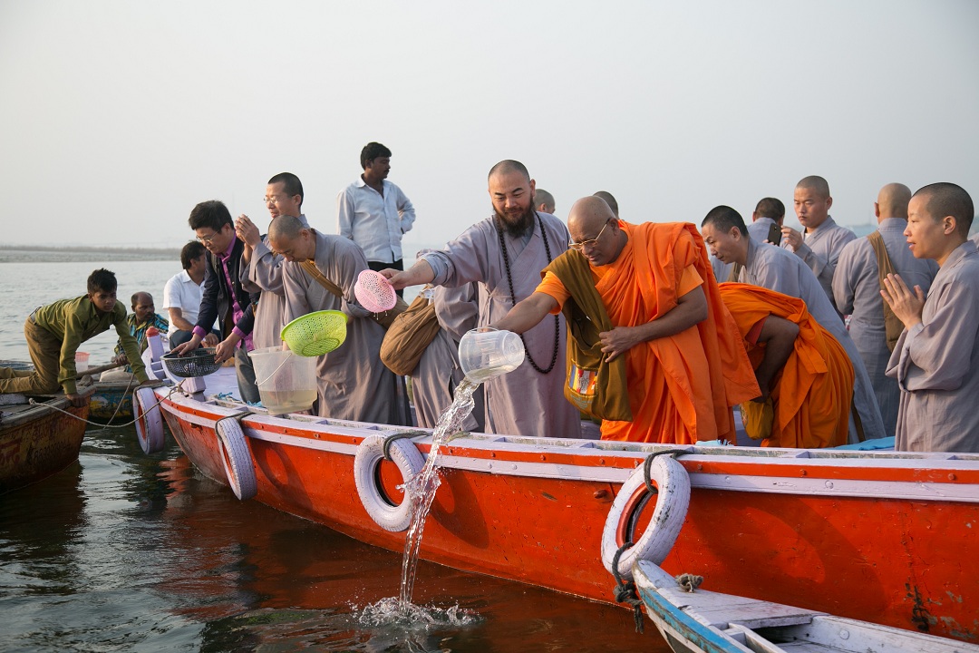 时间4.2 地点：瓦拉纳西恒河边放生 (3).jpg
