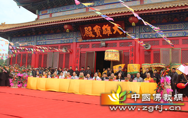 众居士善信恭敬迎请各位高僧大德至大雄宝殿前