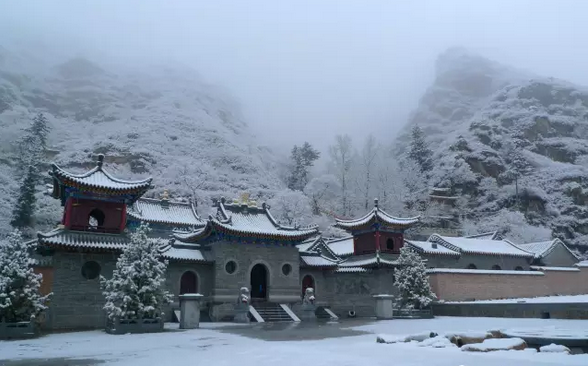 五台山文殊洞:据传文殊菩萨曾于洞中修行