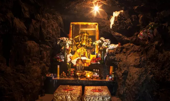 五台山文殊洞:据传文殊菩萨曾于洞中修行