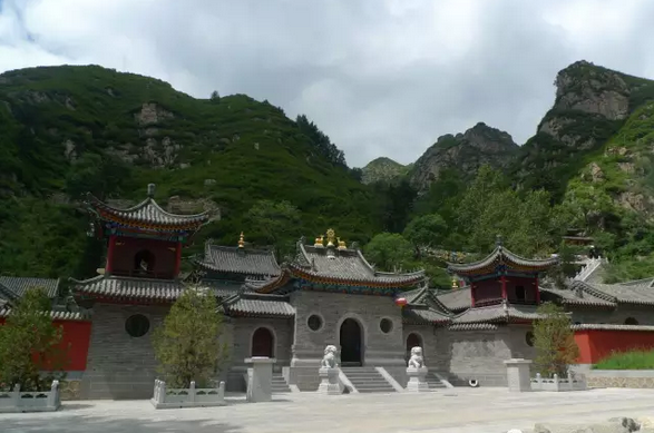 五台山文殊洞:据传文殊菩萨曾于洞中修行