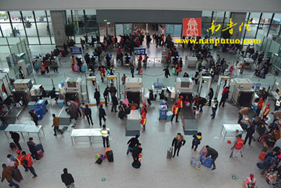 温暖回家路:南普陀寺义工在厦门火车站开展志愿服务