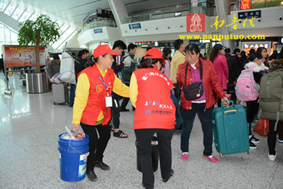温暖回家路:南普陀寺义工在厦门火车站开展志愿服务