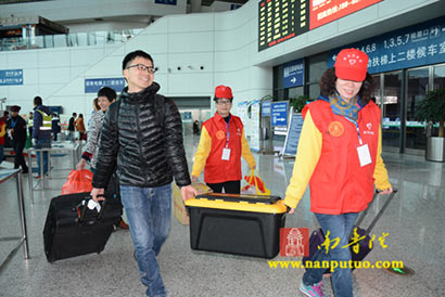 温暖回家路:南普陀寺义工在厦门火车站开展志愿服务