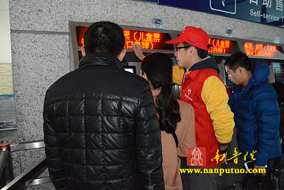 温暖回家路:南普陀寺义工在厦门火车站开展志愿服务