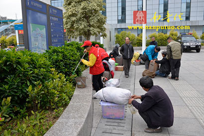温暖回家路:南普陀寺义工在厦门火车站开展志愿服务