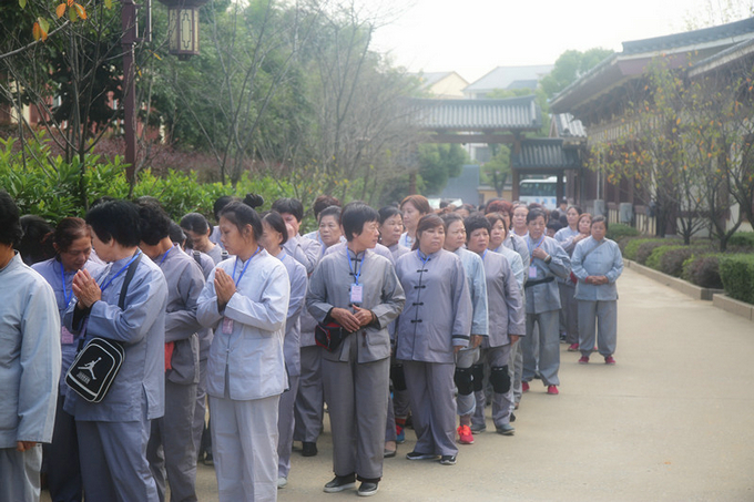 金秋流清气 善信礼慈尊