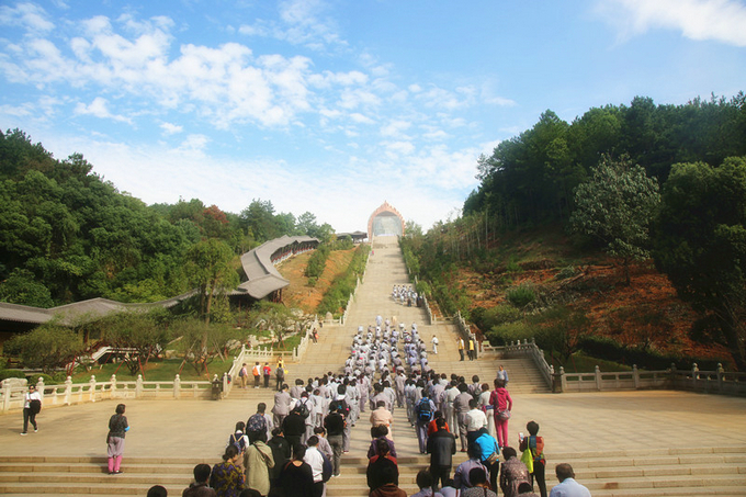 金秋流清气 善信礼慈尊