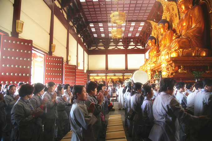 金秋流清气 善信礼慈尊