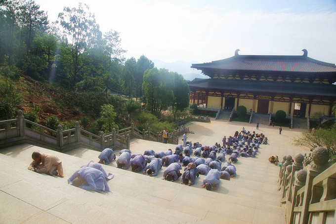 金秋流清气 善信礼慈尊