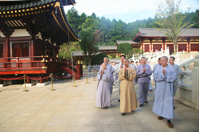 金秋流清气 善信礼慈尊