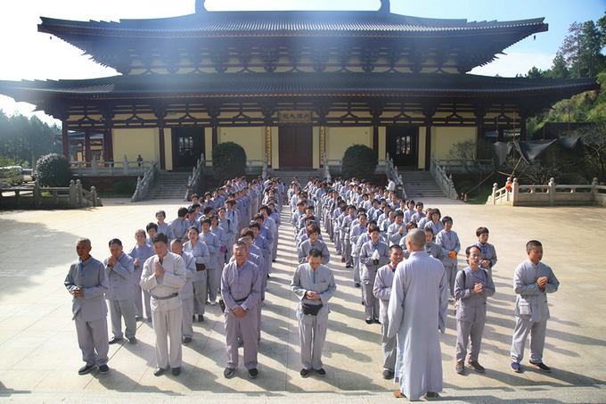 金秋流清气 善信礼慈尊