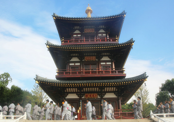 金秋流清气 善信礼慈尊