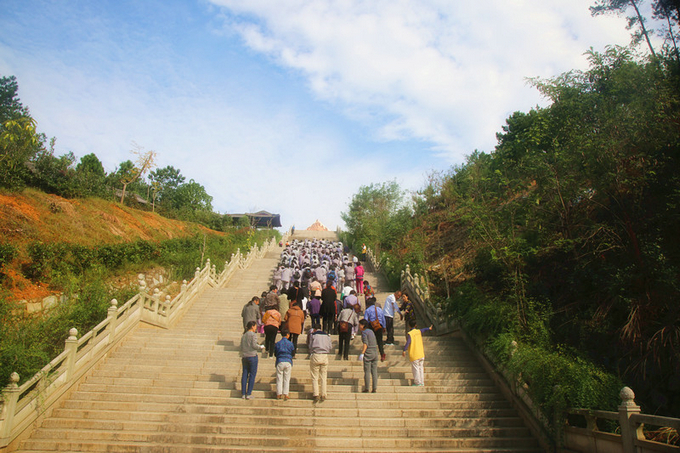 金秋流清气 善信礼慈尊