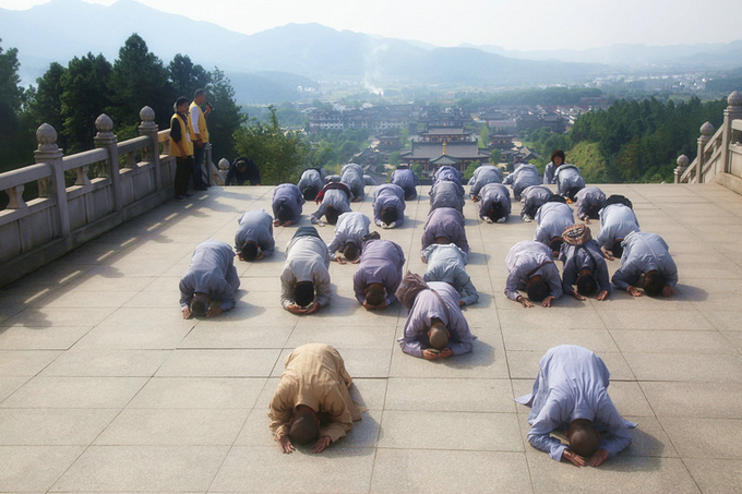 金秋流清气 善信礼慈尊