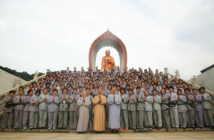 金秋流清气 善信礼慈尊