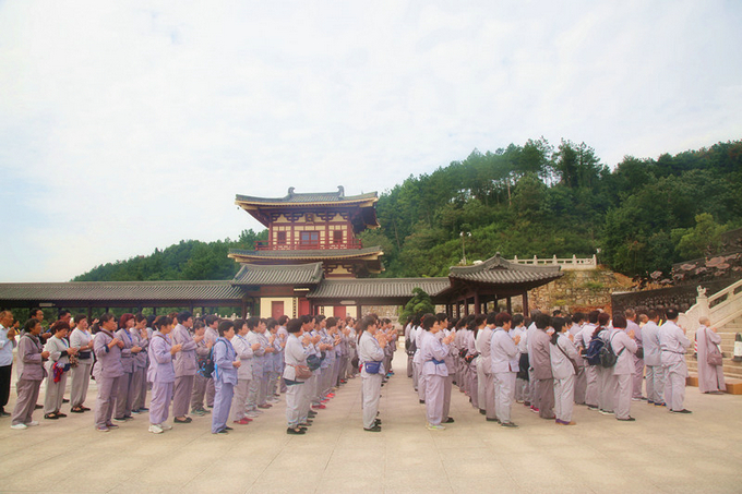 金秋流清气 善信礼慈尊